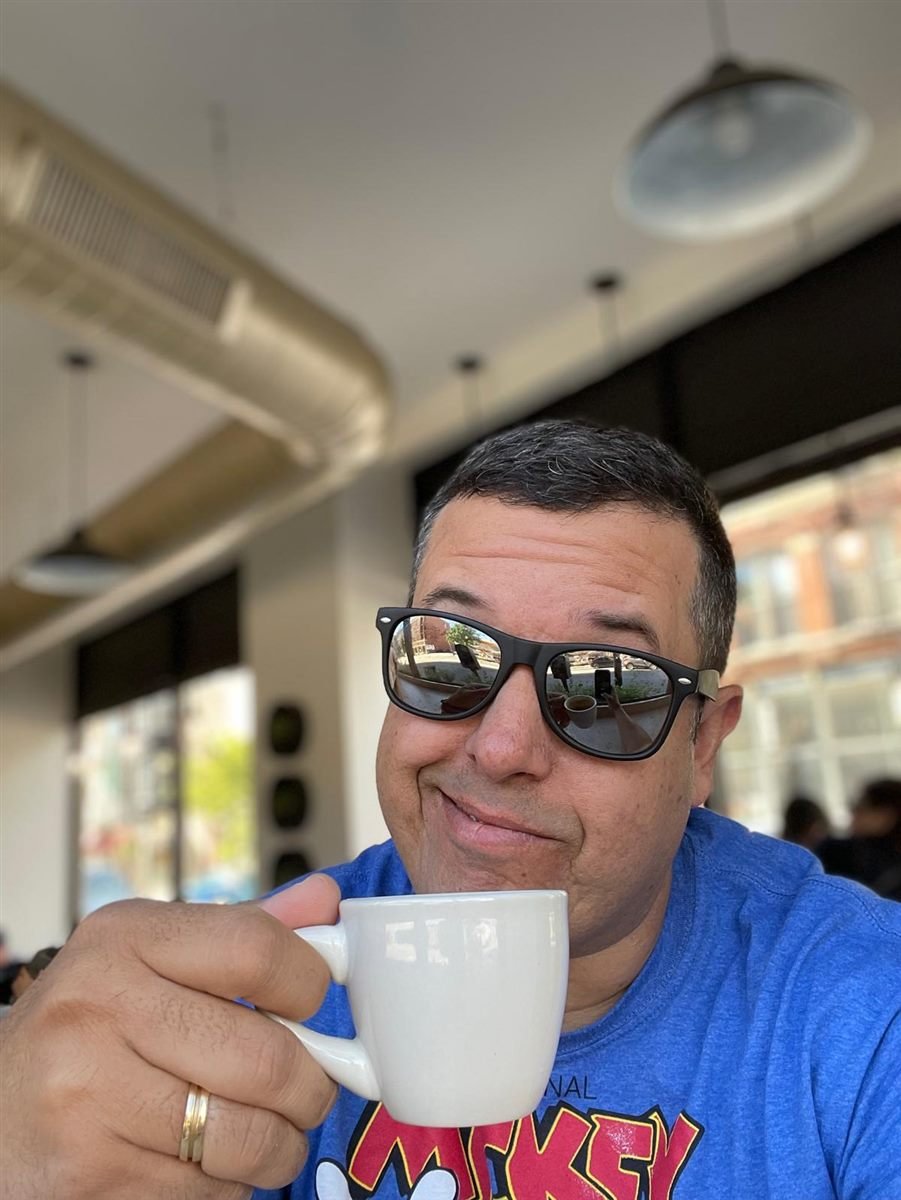 Juancho tomando un espresso en un coffee shop de Chicago