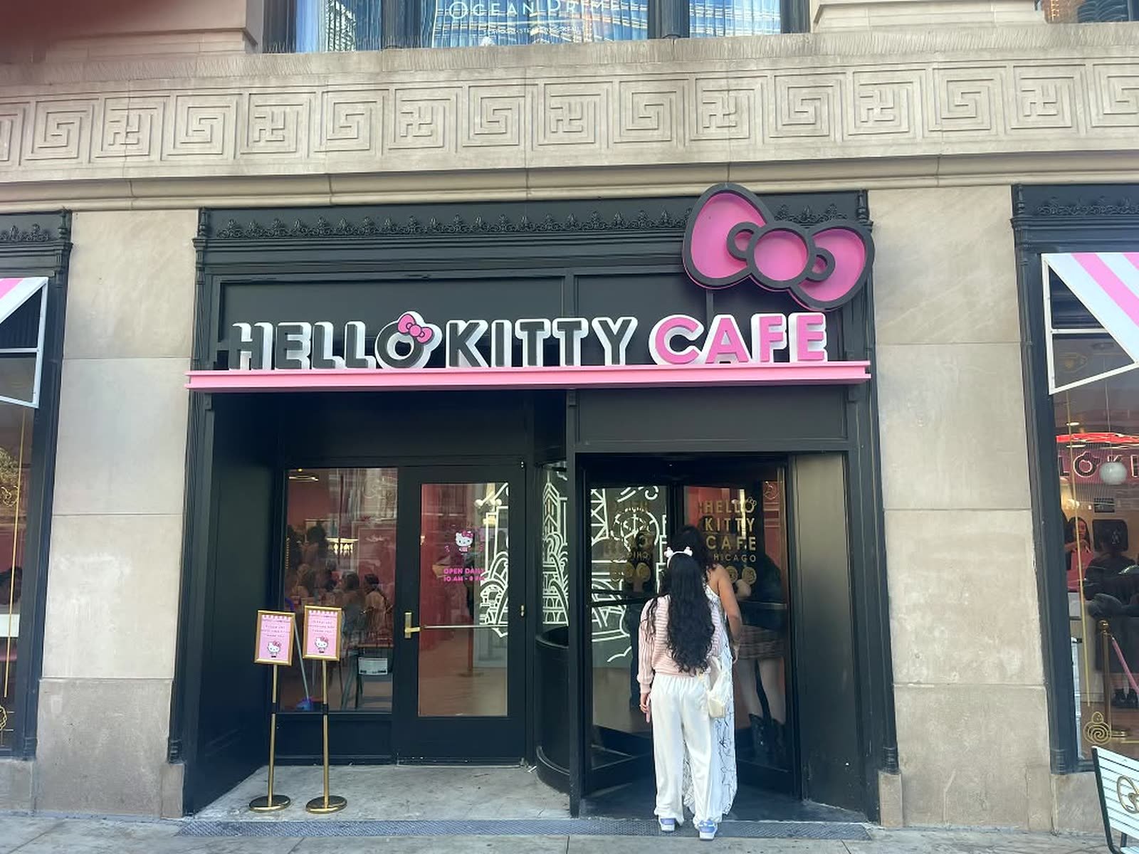 Entrada del Hello Kitty Cafe Chicago en Michigan Avenue