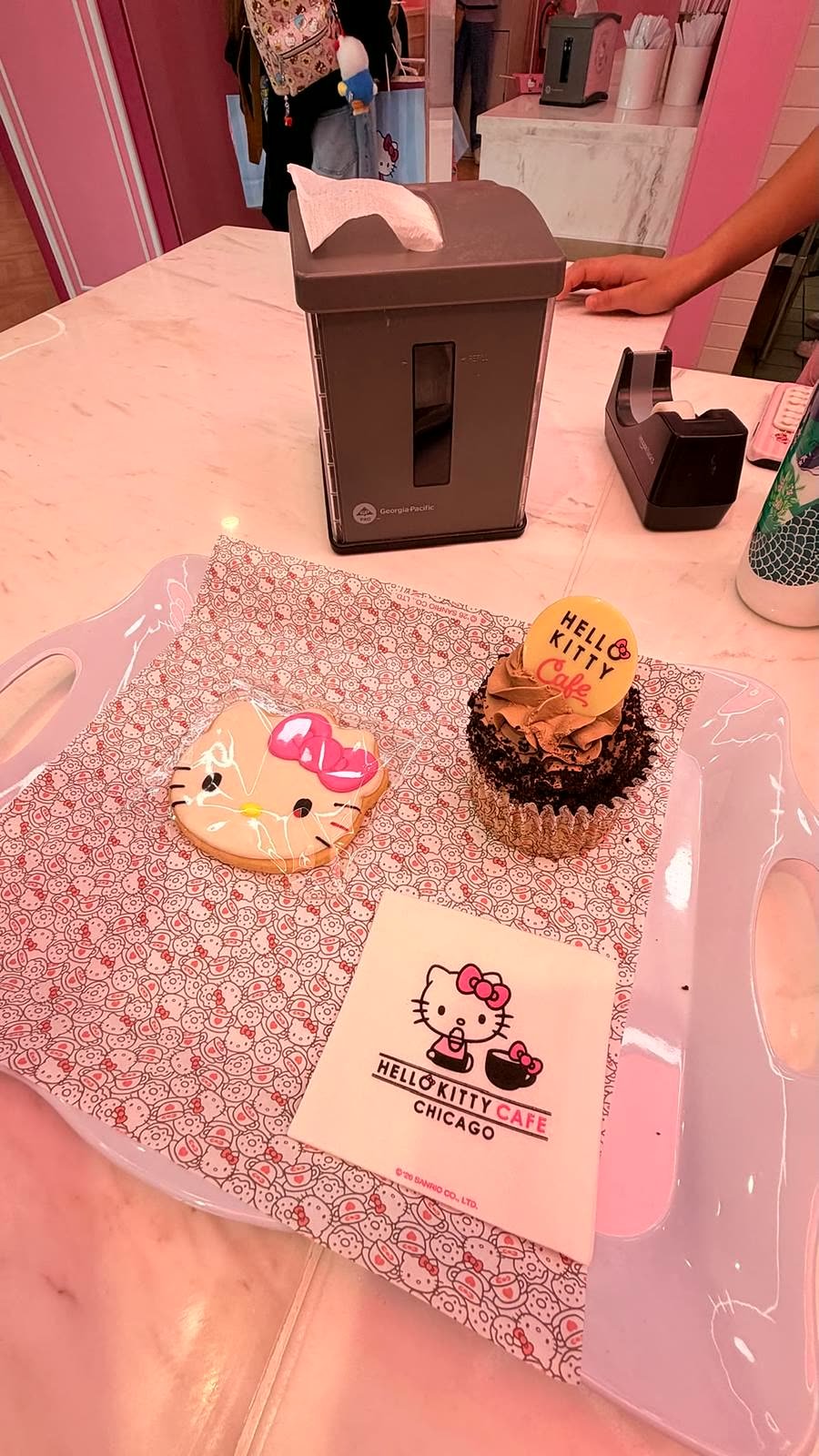 Galleta de Hello Kitty y cupcake de vainilla con chocolate