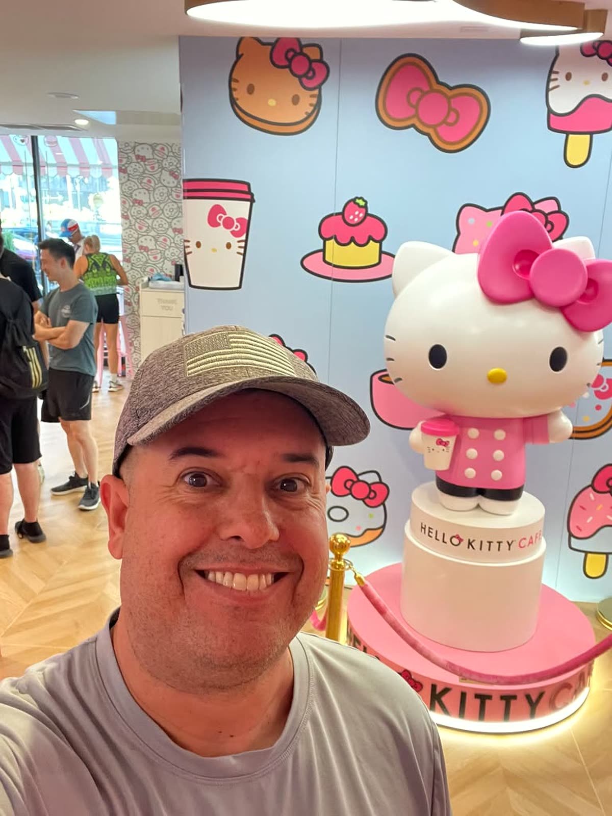 Juancho junto a la figura de Hello Kitty dentro del café