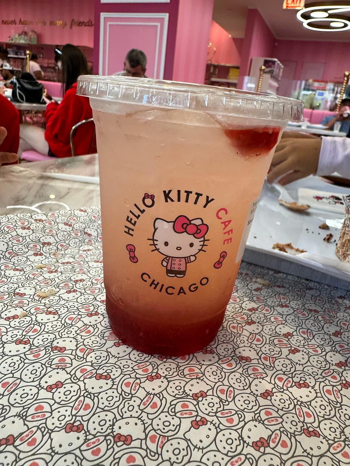 Strawberry lemonade en vaso del Hello Kitty Cafe Chicago