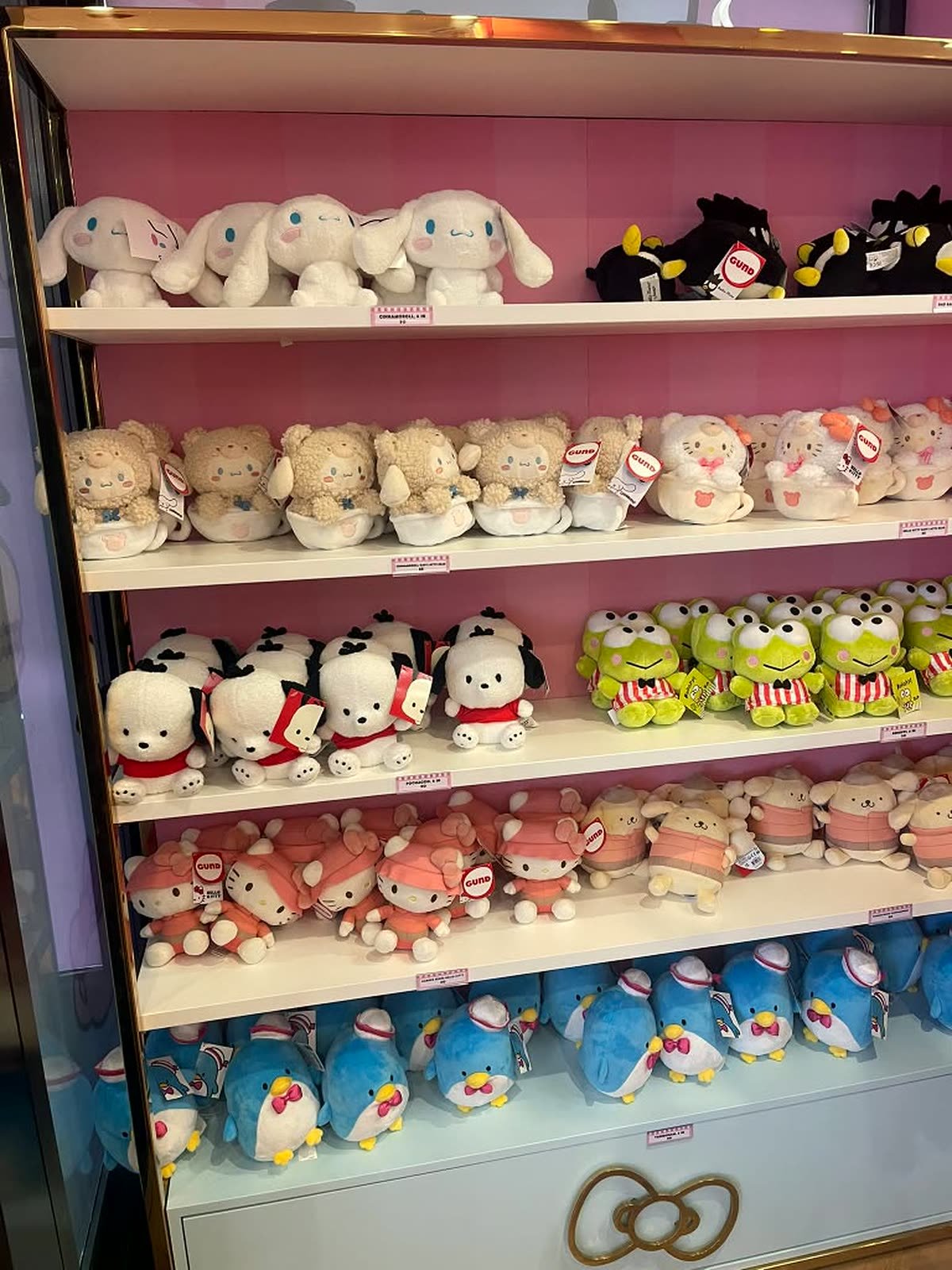 Peluches de personajes de Sanrio en la tienda del Hello Kitty Cafe Chicago
