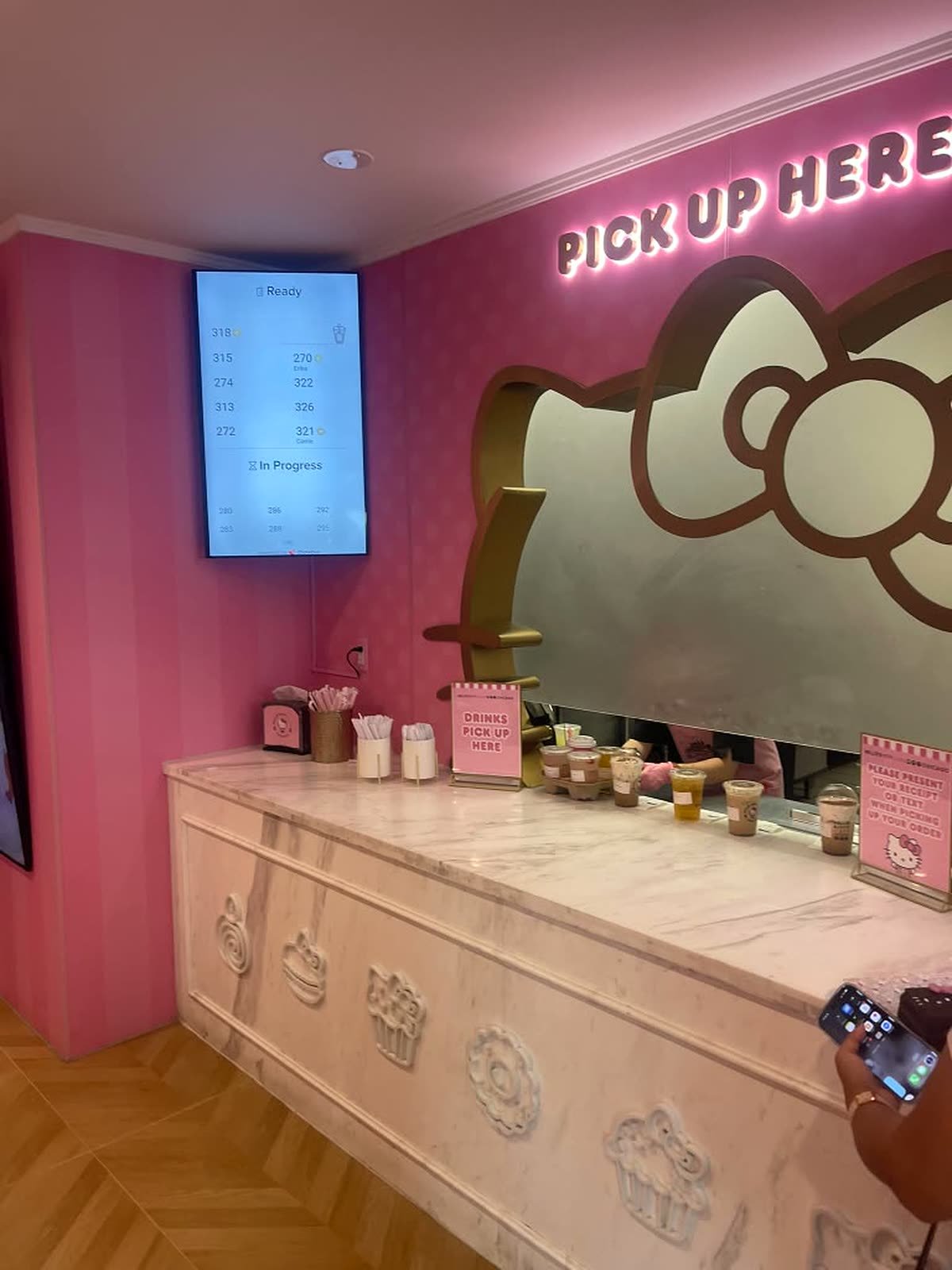 Zona de recogida de bebidas del Hello Kitty Cafe Chicago