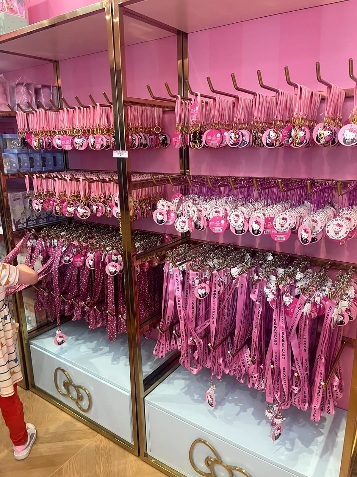 Mercancía rosada en la tienda del Hello Kitty Cafe Chicago